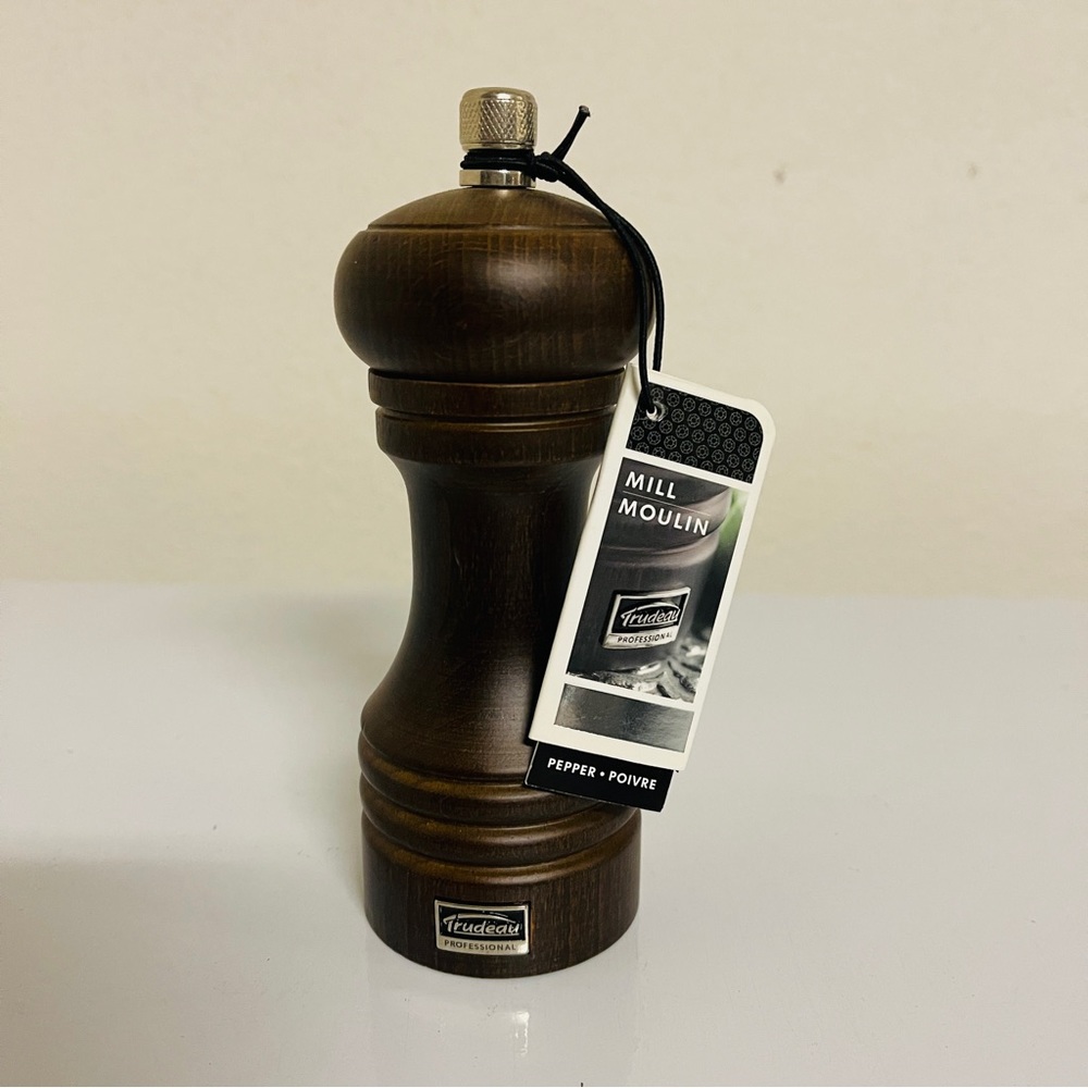 NWT Trudeau Professional Pepper Mill, 6", Chocolate